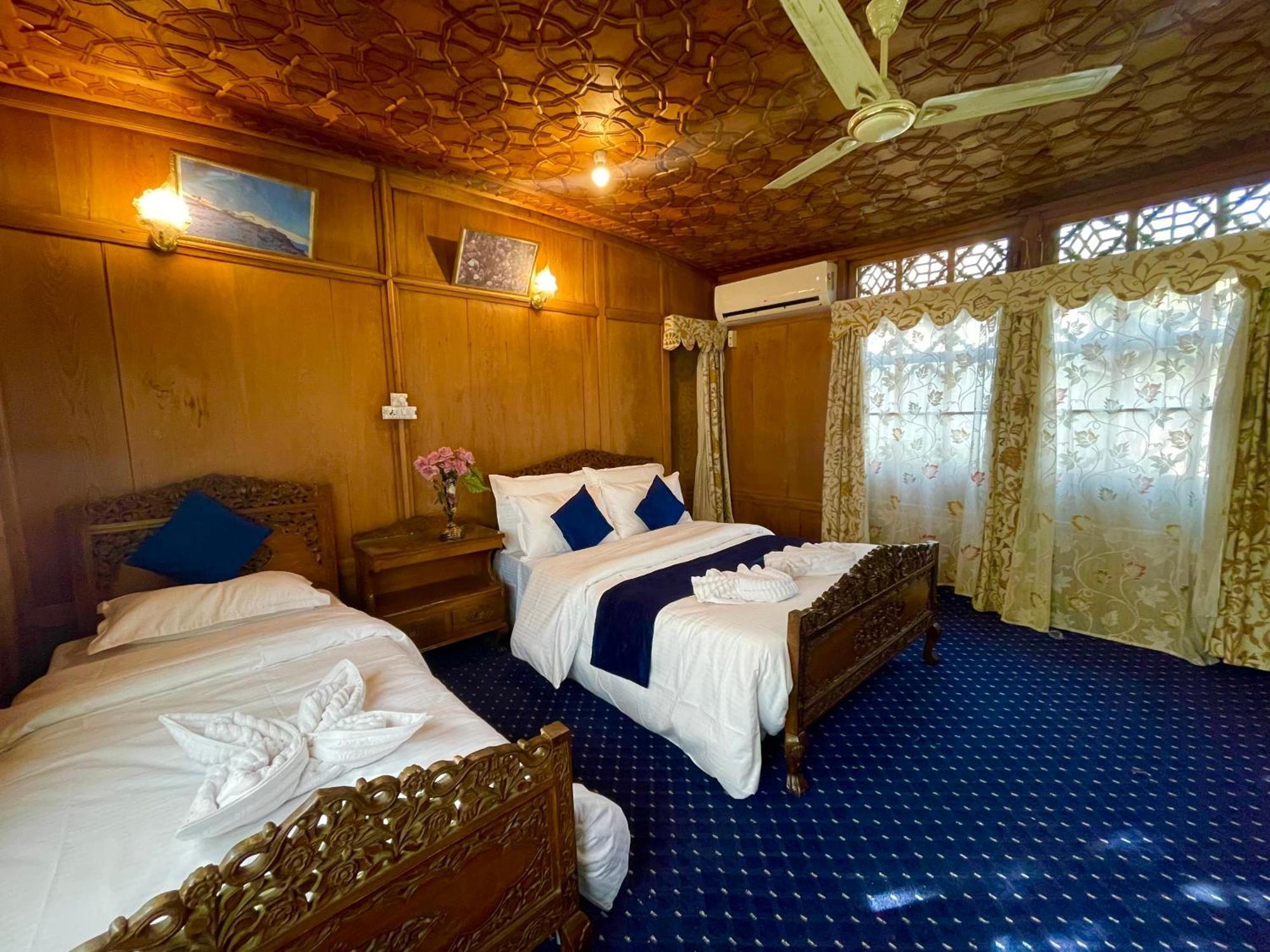 Srīnagar New Sea Palace Houseboats מראה חיצוני תמונה