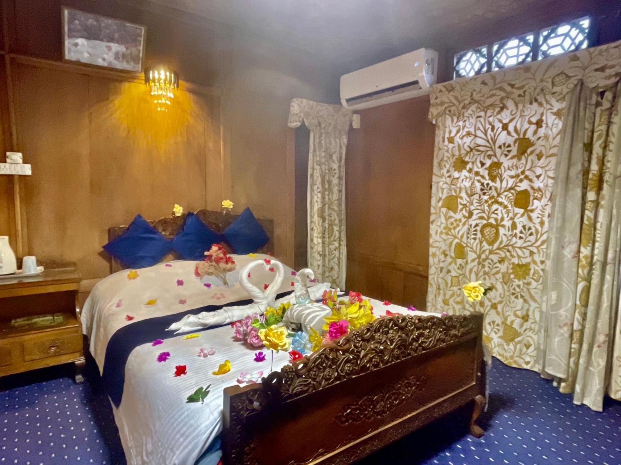 Srīnagar New Sea Palace Houseboats מראה חיצוני תמונה