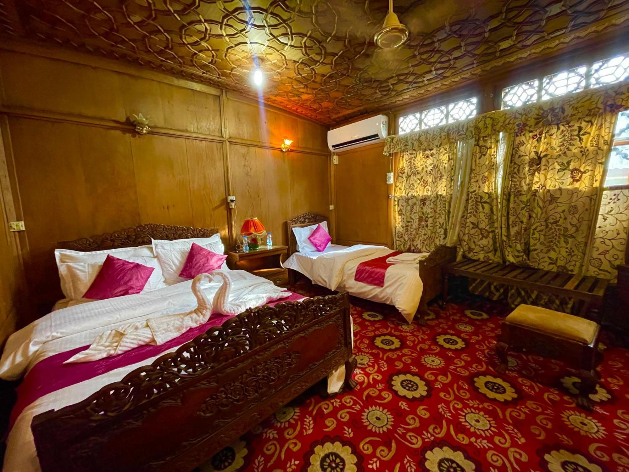 Srīnagar New Sea Palace Houseboats מראה חיצוני תמונה