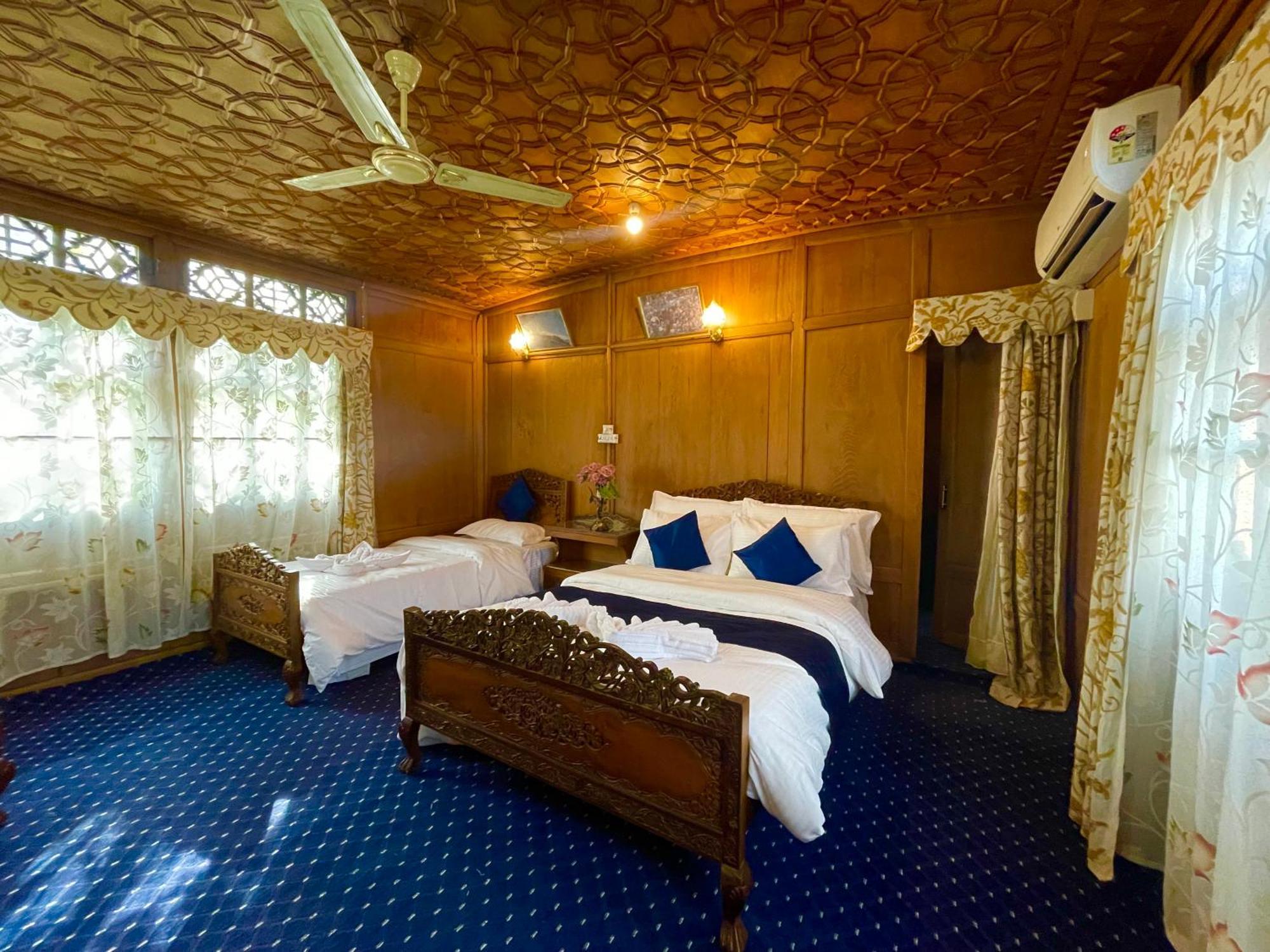 Srīnagar New Sea Palace Houseboats מראה חיצוני תמונה